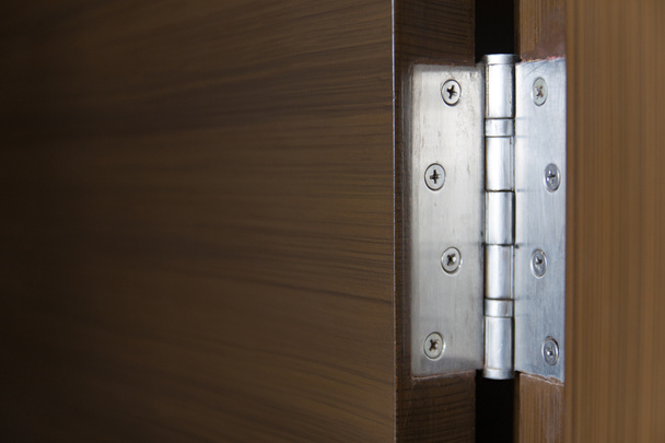 Paslanmaz kapı iç tasarım için koyu ahşap salıncak kapı menteşeleri. Yatay atış. - Fotoğraf, Görsel