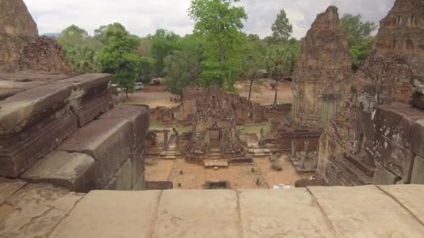 Közelről: fantasztikus kilátás nyílik egy nagy kő lépcsőház közepén az ősi buddhista templomkomplexum. Utazók járkálni a pusztuló falai Angkor Wat. Lélegzetelállító kulturális örökség. - Felvétel, videó