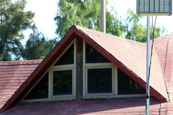 katto - ylempi rakenne rakennuksen, joka suojaa ilmakehän sademäärä
  - Valokuva, kuva