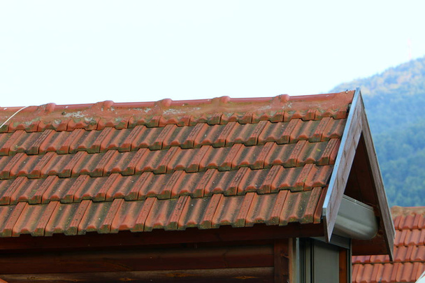 крыша - верхняя конструкция здания, служащая для защиты от атмосферных осадков
  - Фото, изображение