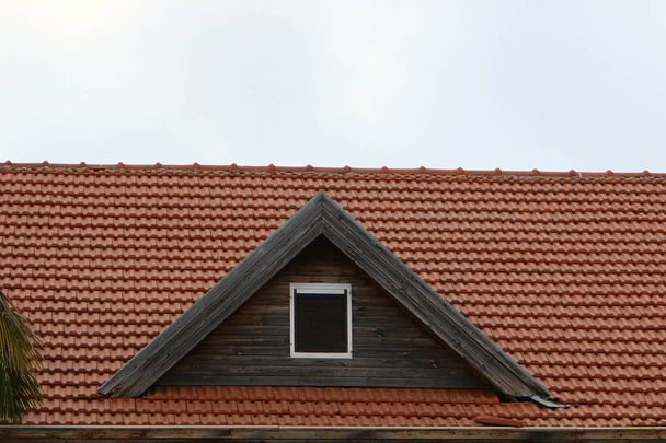 屋根 - 大気降水から保護するために役立つ建物の上部構造、  - 写真・画像