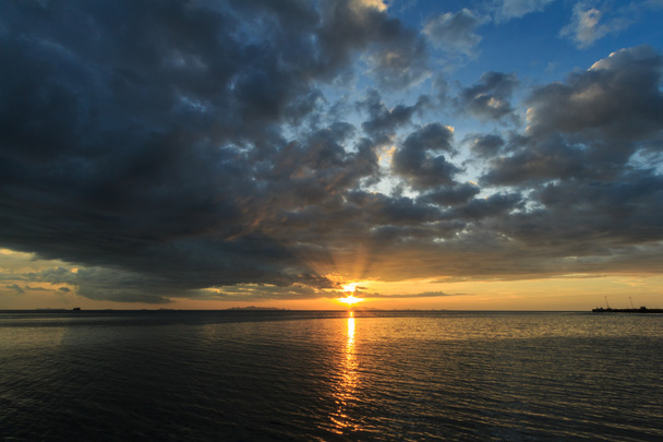 ηλιοβασίλεμα ουρανό και τροπική θάλασσα κατά το σούρουπο - Φωτογραφία, εικόνα