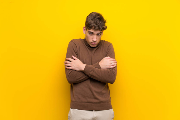 schöner junger Mann über isoliertem gelbem Hintergrund - Foto, Bild