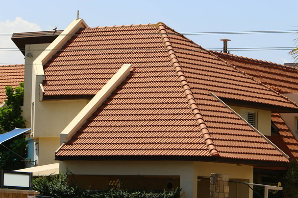 dak-de bovenste structuur van het gebouw, die dient ter bescherming tegen atmosferische neerslag  - Foto, afbeelding
