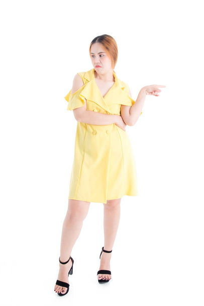 Lunghezza completa della ragazza asiatica in abito giallo Mostrando espressioni facciali per ignorare alcune cose
 - Foto, immagini
