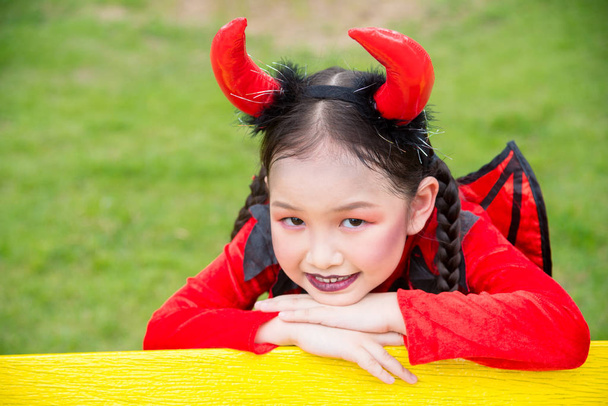 Dziewczyna w diabeł kostium świętować Halloween odkryty . - Zdjęcie, obraz