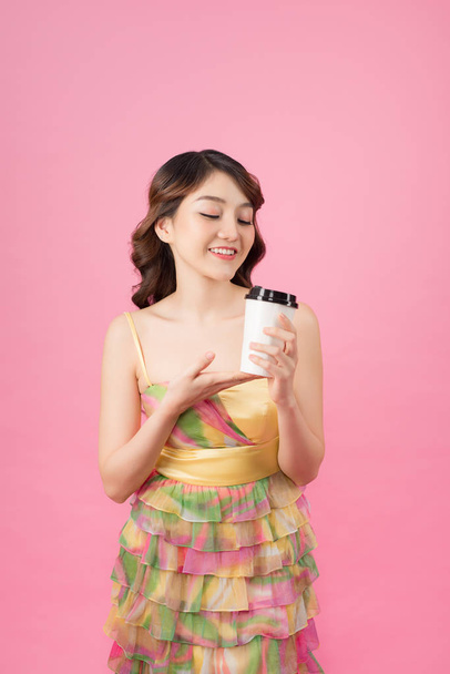 Retrato de una linda y hermosa mujer asiática en vestido de moda con taza de café
 - Foto, imagen
