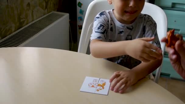 enfant autiste est vilain tout en remplissant la tâche d'un enseignant - collecte d'une image de puzzle de près
 - Séquence, vidéo