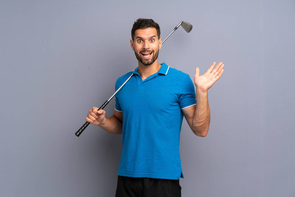 Όμορφος νέος άνθρωπος παίζοντας γκολφ με σοκαρισμένος έκφραση του προσώπου - Φωτογραφία, εικόνα