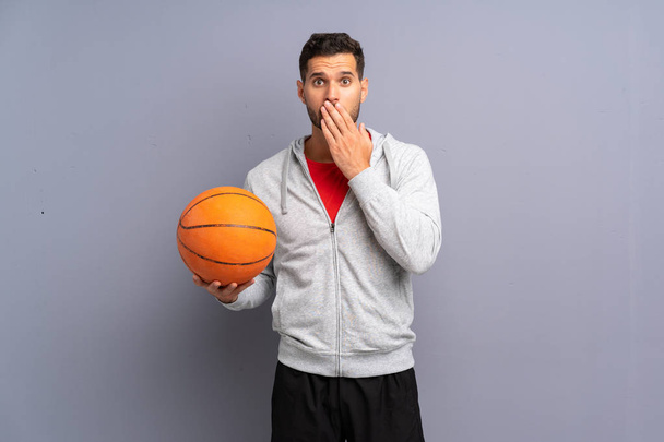 驚きの表情を持つハンサムな若いバスケットボール選手の男 - 写真・画像