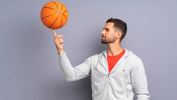 Pohledný mladý muž basketbalisty - Fotografie, Obrázek