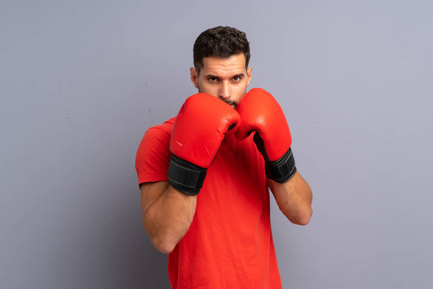 Młody człowiek sportu z rękawic bokserskich - Zdjęcie, obraz