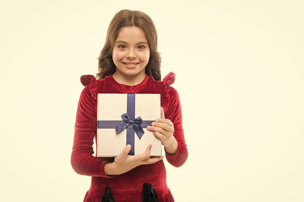 Happy birthday gift. big sale in shopping mall. Boxing day. small girl after shopping. Little girl with present box. copy space. Home shopping. Own business. In shopping store. Modern kid - Foto, afbeelding