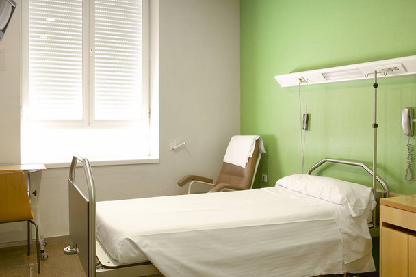 Interior do quarto do hospital. com cama. Tratamento de saúde
 - Foto, Imagem
