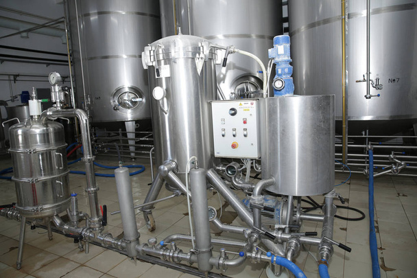 shiny tanks or barrels at a beer and wine factory. Industry Brewing and winemaking. Equipment for the winery and brewing industrial - Foto, Bild