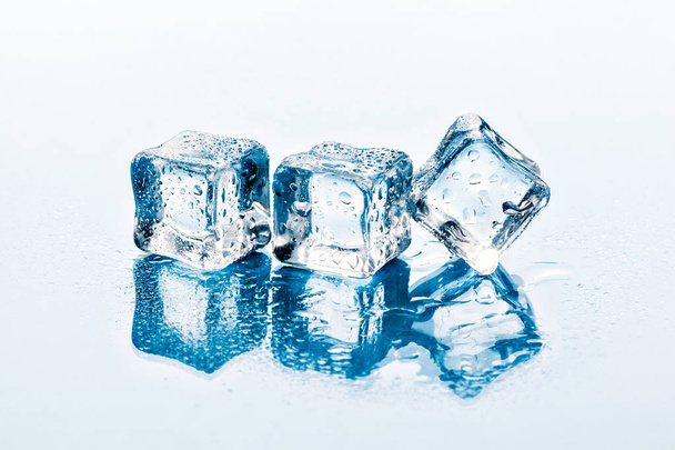 Cubi di ghiaccio su sfondo bianco. - Foto, immagini