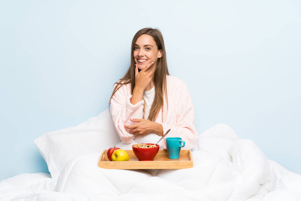 Młoda kobieta w szlafroku ze śniadaniem śmiechem - Zdjęcie, obraz