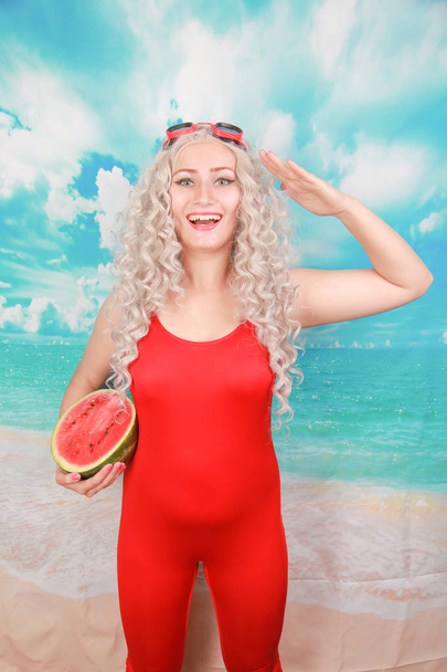 Belle jeune femme avec pastèque pour manger en saison estivale à la belle plage
 - Photo, image