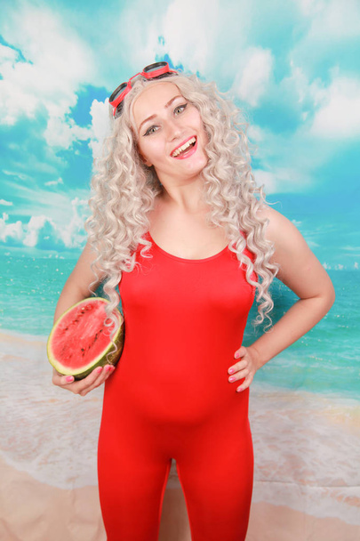 Hermosa mujer joven con sandía para comer en temporada de verano en la hermosa playa
 - Foto, Imagen
