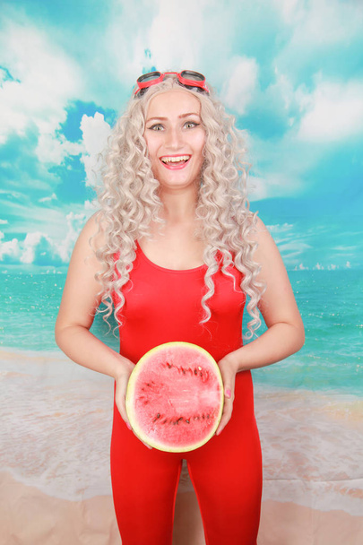 Güzel plajda yaz sezonunda yemek için karpuz ile güzel genç kadın - Fotoğraf, Görsel
