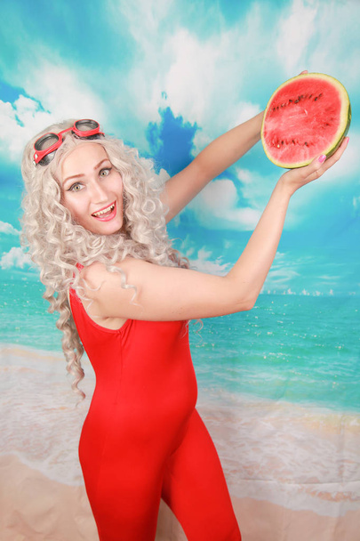 Mulher bonita com melancia para comer na temporada de verão na bela praia
 - Foto, Imagem