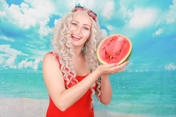 Mulher bonita com melancia para comer na temporada de verão na bela praia
 - Foto, Imagem