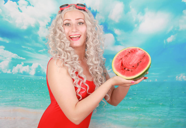 Güzel plajda yaz sezonunda yemek için karpuz ile güzel genç kadın - Fotoğraf, Görsel