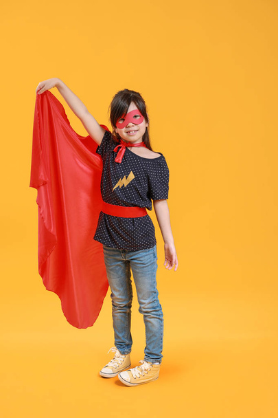 Carino bambina vestita da supereroe su sfondo di colore
 - Foto, immagini
