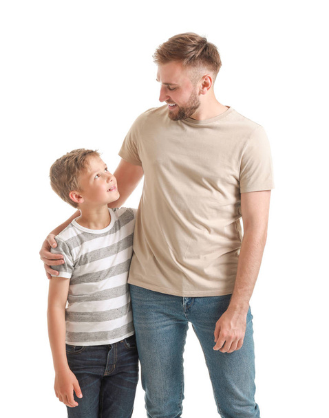 Portret van gelukkige vader en zoon op witte achtergrond - Foto, afbeelding