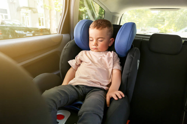 Menino dormindo no assento de segurança do carro
 - Foto, Imagem