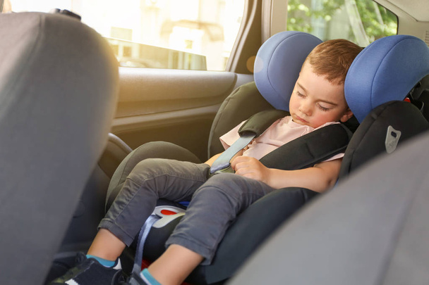 Dormir bebé niño abrochado en asiento de coche
 - Foto, Imagen
