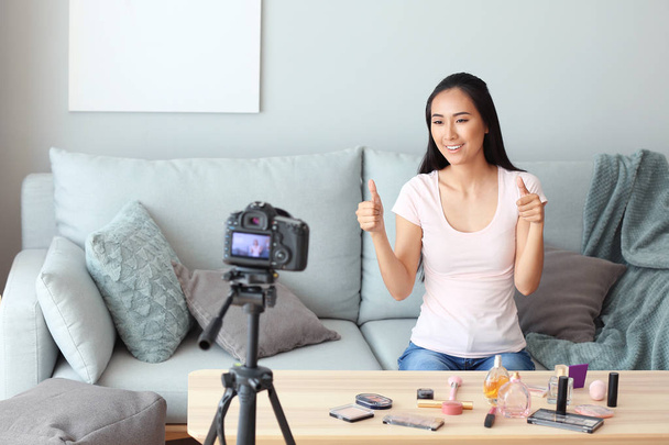 Asiático belleza blogger grabación de vídeo en casa - Foto, imagen