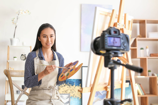 Mujer bloguera asiática grabando vídeo en taller
 - Foto, imagen