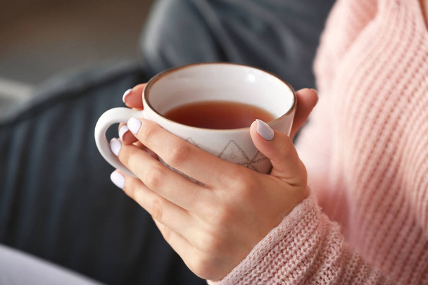 Hermosa joven bebiendo té en casa, primer plano
 - Foto, Imagen