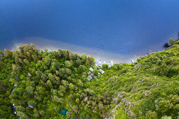 Uma vista aérea do Lago Teletskoye entre a Montanha Altai
 - Foto, Imagem