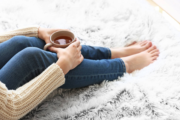 genç kadın evde sıcak çay içme - Fotoğraf, Görsel