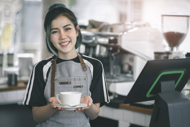 Asiático lindo barista haciendo café en la cafetería
 - Foto, Imagen
