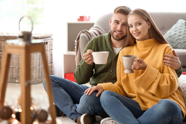 Giovane coppia bere cioccolata calda a casa
 - Foto, immagini