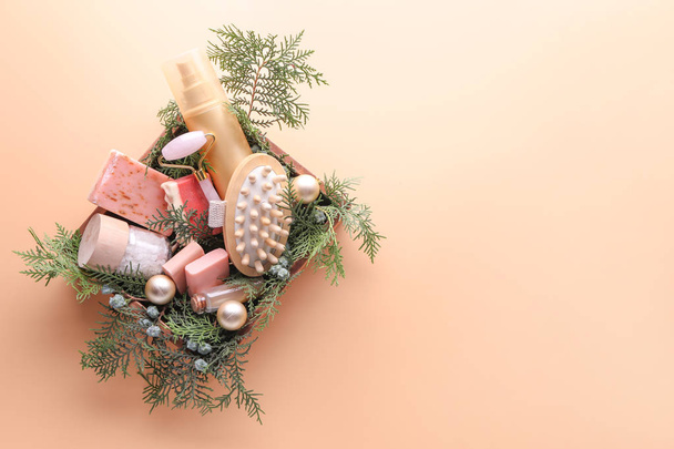 Produtos de composição de Natal para tratamento de spa em fundo de cor
 - Foto, Imagem