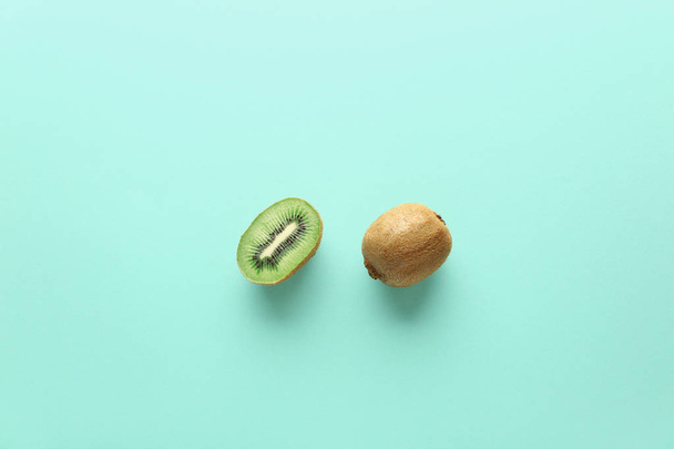 Tasty ripe kiwi on color background - Valokuva, kuva