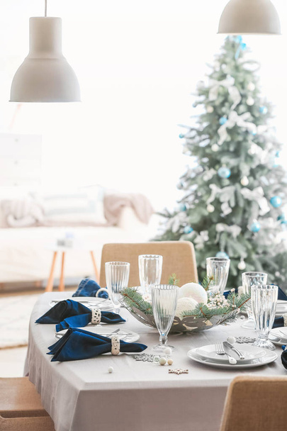 Накрытие праздничного стола на рождественский ужин дома
 - Фото, изображение