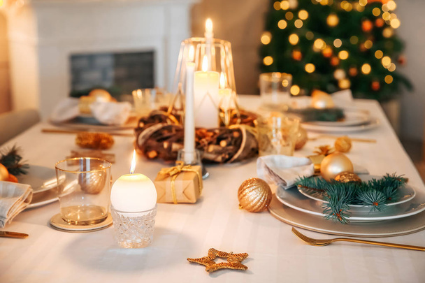 Oturma odasında Noel süslemeleri olan güzel bir masa. - Fotoğraf, Görsel
