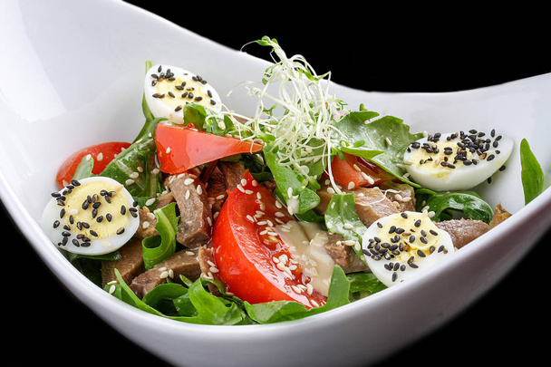 Salad with arugula and beef tongue, with tomatoes and egg - Foto, immagini