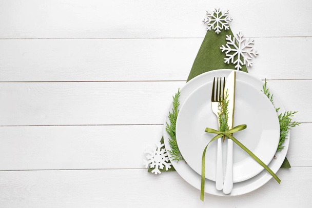 Beyaz ahşap arka plan üzerinde Noel yemeği için güzel masa ayarı - Fotoğraf, Görsel
