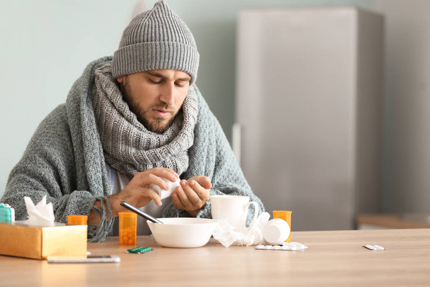 Hombre enfermo tomando medicina en casa
 - Foto, imagen