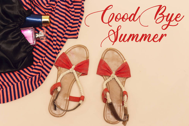 adiós concepto de verano, sandalia de playa y maxi vestido, tubo crema y perfume aislado sobre fondo rosa
 - Foto, Imagen