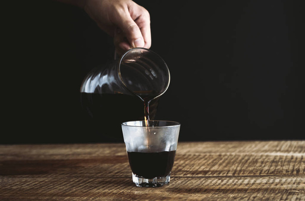 μαύρο καφέ που στάζει στο ξύλο σκούρο τόνο - Φωτογραφία, εικόνα