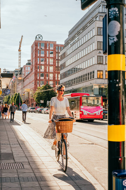 Dziewczyna na rowerze w Sztokholmie - Zdjęcie, obraz