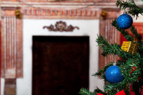 Karácsonyi vintage kártya egy fa elöl és egy kandalló, a - Fotó, kép