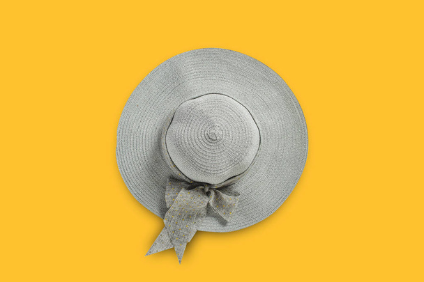 Жіночий капелюх з широкою сіткою на жовтому тлі. Плоский прошарок, вид зверху
 - Фото, зображення
